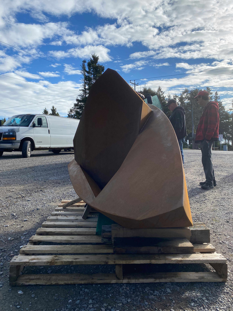 Sculpture d'acier corten au moment de son arrivée à Chandler.