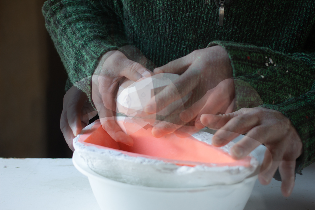 Montage photographique illustrant de multiples permutations d'un objet, destiné à se loger dans un moule.