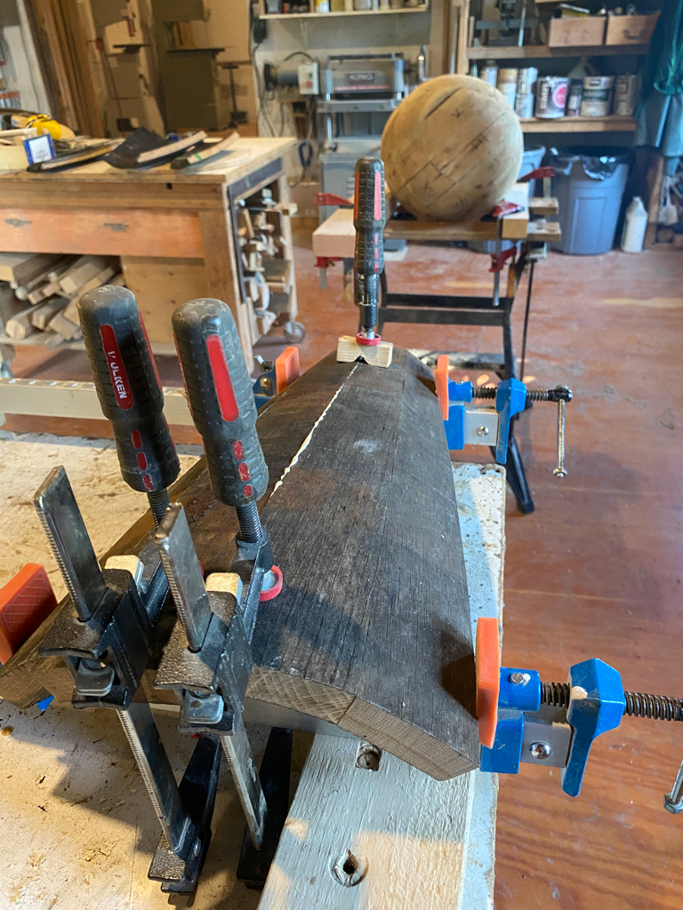 À l'avant-plan, le collage d'un fût de chêne est en cours. Derrière, une sphère de bois que je présente plus tard.