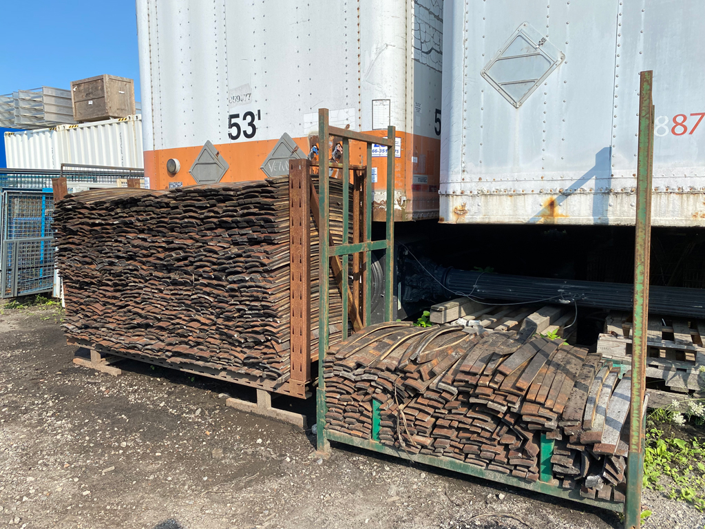 Sur l'image, des douves de tonneaux de chêne, offertes en vrac. C'est une surprise de les voir vendues ainsi en pièces détachées.