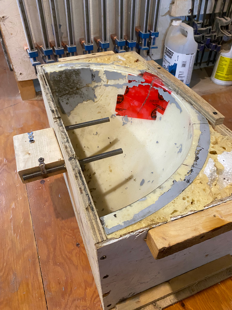 Ayant la forme d'une sphère, le vieux miroir est utilisé pour fabriquer un coffrage, dans lequel je vais couler du béton.