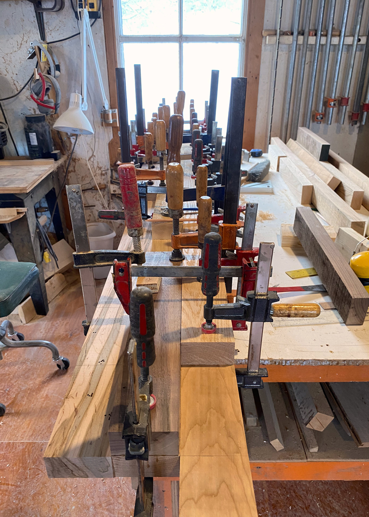Long collage de bois, amalgamant des rectangles d'essences de bois diverses.