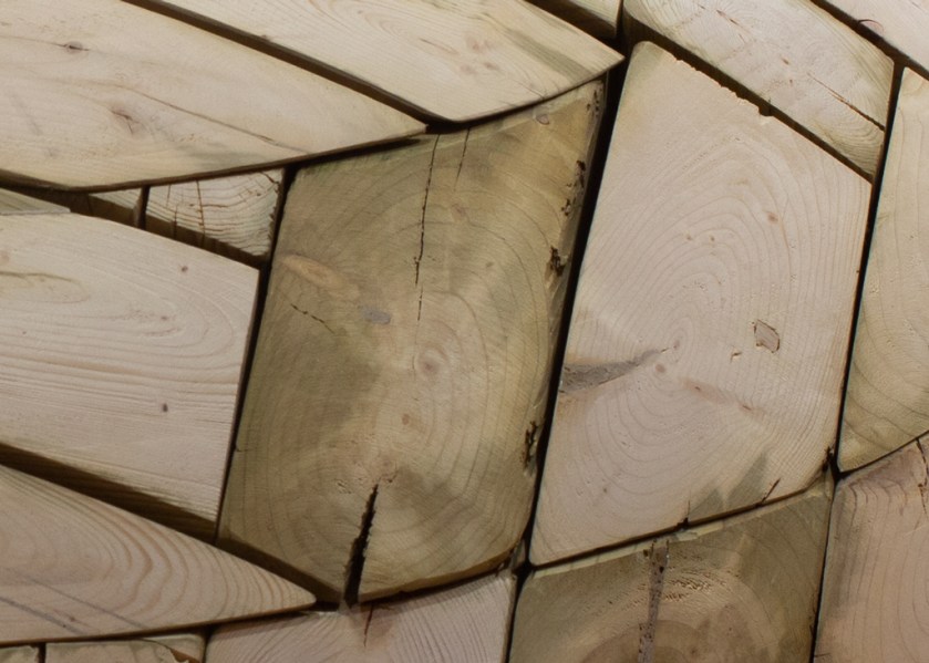 Détail d'une sculpture montrant les joins bruts et un peu ouverts d'un assemblage de bois.